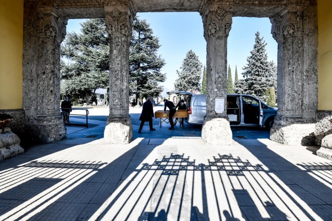 16Italy-Bodies01-superJumbo